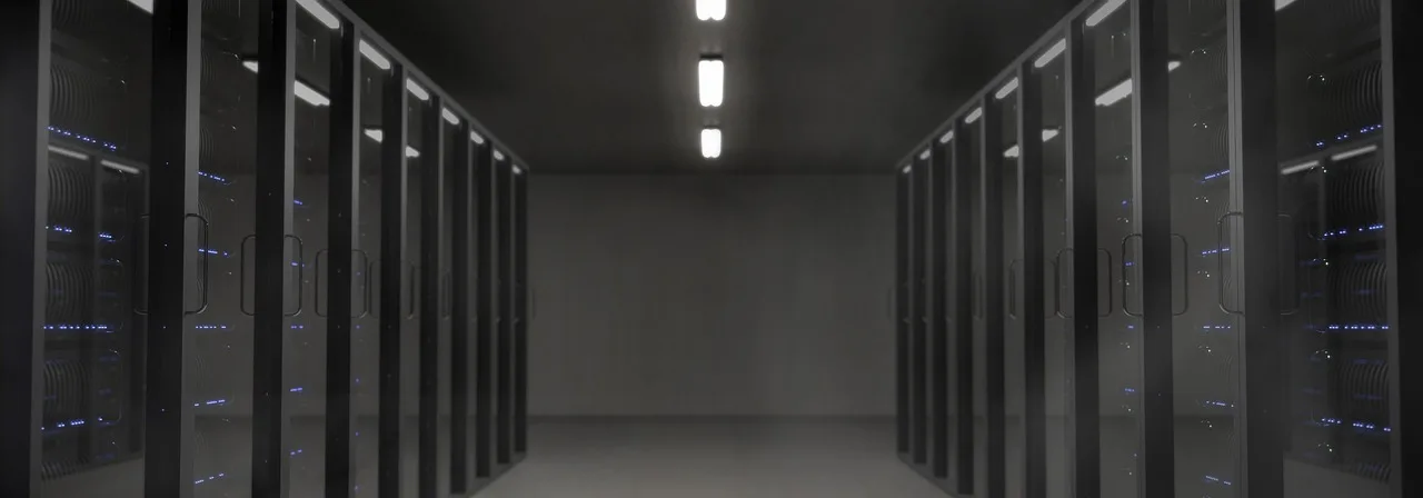 server, raum, serverraum, dunkel, led, leuchten, mystisch, muster, künstlich, neon, grau, keller, nebel, blinken, hardware, computer, daten, verarbeiten, farbig, grell, röhre, kalt, licht, scheinen, arbeit, verarbeitung, satellit, verbindung, schlau, nerd, profi, schränke, serverschränke, it, information, technik, server, server, server, server, server
