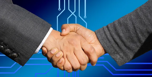 hands, shaking hands, handshake, digitization, circuit board, conductor tracks, zero, one, internet, www, network, digital, data transfer, connection, networking, community, contract, conclusion, meeting, agreement, business, together, meet, welcome, conclusion of contract, shaking hands, shaking hands, shaking hands, shaking hands, shaking hands, handshake, contract, contract, conclusion, agreement. Datenrückgabe und Löschung beim SaaS-Ausstieg regeln