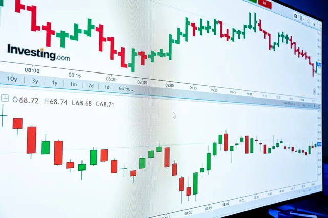 Detailed financial graphs depicting market trends and stock data for investment analysis. Calcolo dei costi SaaS: licenze, gestione e spese nascoste