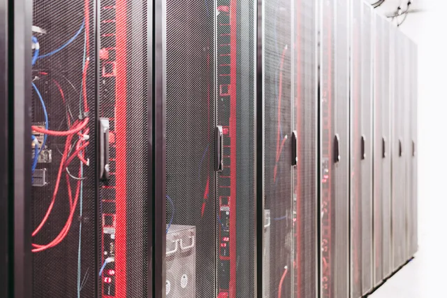 System with various wires managing access to centralized resource of server in data center. Legge federale sulla protezione dei dati e servizi cloud: obblighi per le aziende